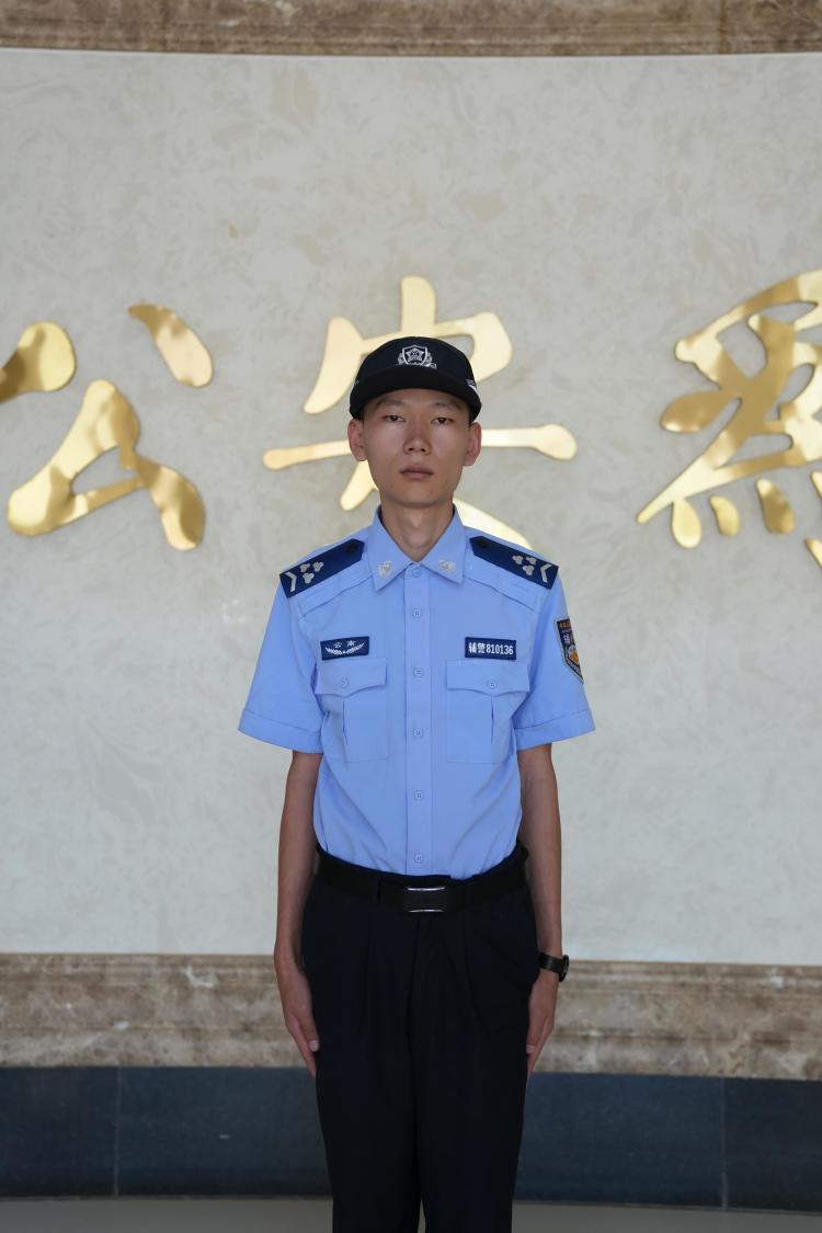 结婚当天新郎顺手抓了个在逃人员 新娘:为他感到骄傲 结婚当天新郎顺手抓了个在逃人员 新娘:为他感到骄傲