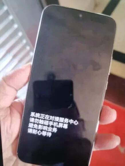 广州女子遇红酒理赔陷阱，卡里700万元存款险些被远程转走，民警紧急上门断网拔卡