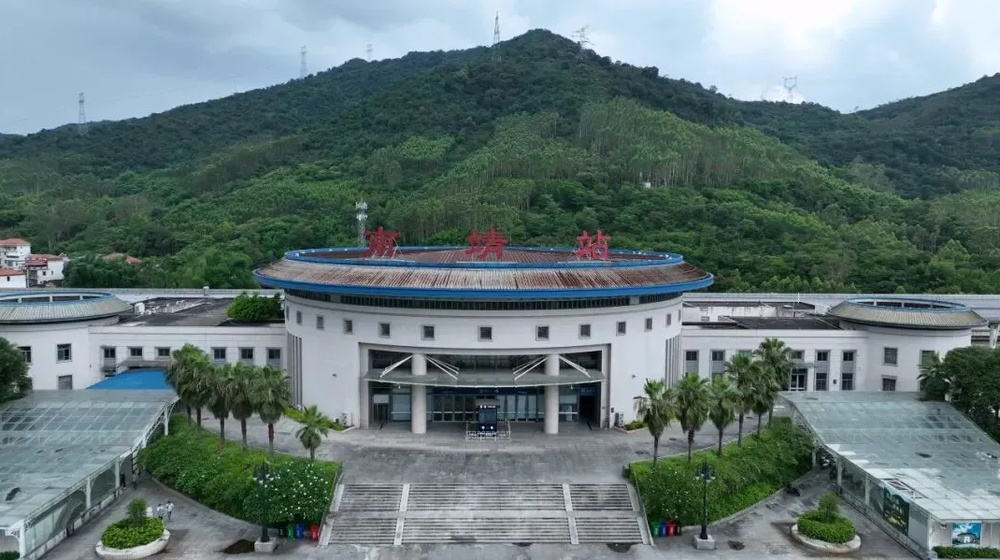 “这就是中国速度!”上百个国家大学生被中国高铁实力圈粉 “这就是中国速度!”上百个国家大学生被中国高铁实力圈粉