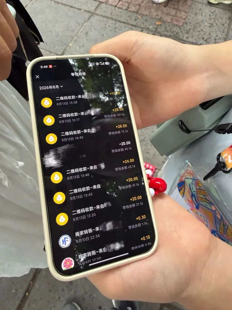 12岁“小孩哥”为游客拍照,3小时赚135元,母亲:脸皮变厚了,嘴巴变甜了 12岁“小孩哥”为游客拍照,3小时赚135元,母亲:脸皮变厚了,嘴巴变甜了
