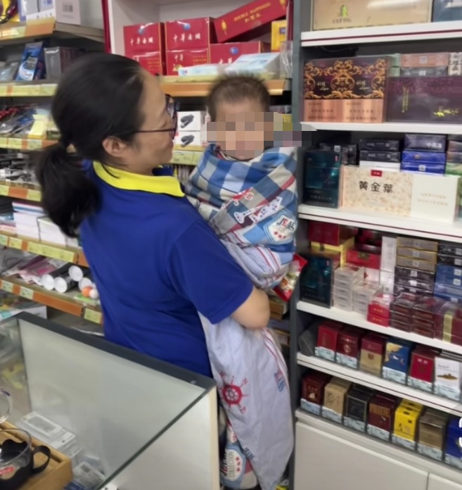 台风天把孩子临时托付给店主之后，这位骑手妈妈收到了陌生人的善意