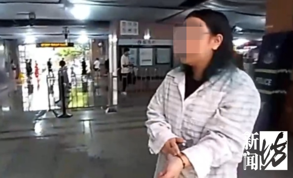 雨天出行要小心！沪一女子因这个动作，差点损失2万块…