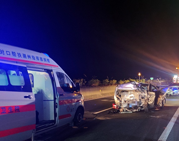 司机因错过高速口倒车，被追尾致乘客身亡自己重伤，交警部门披露事故详情