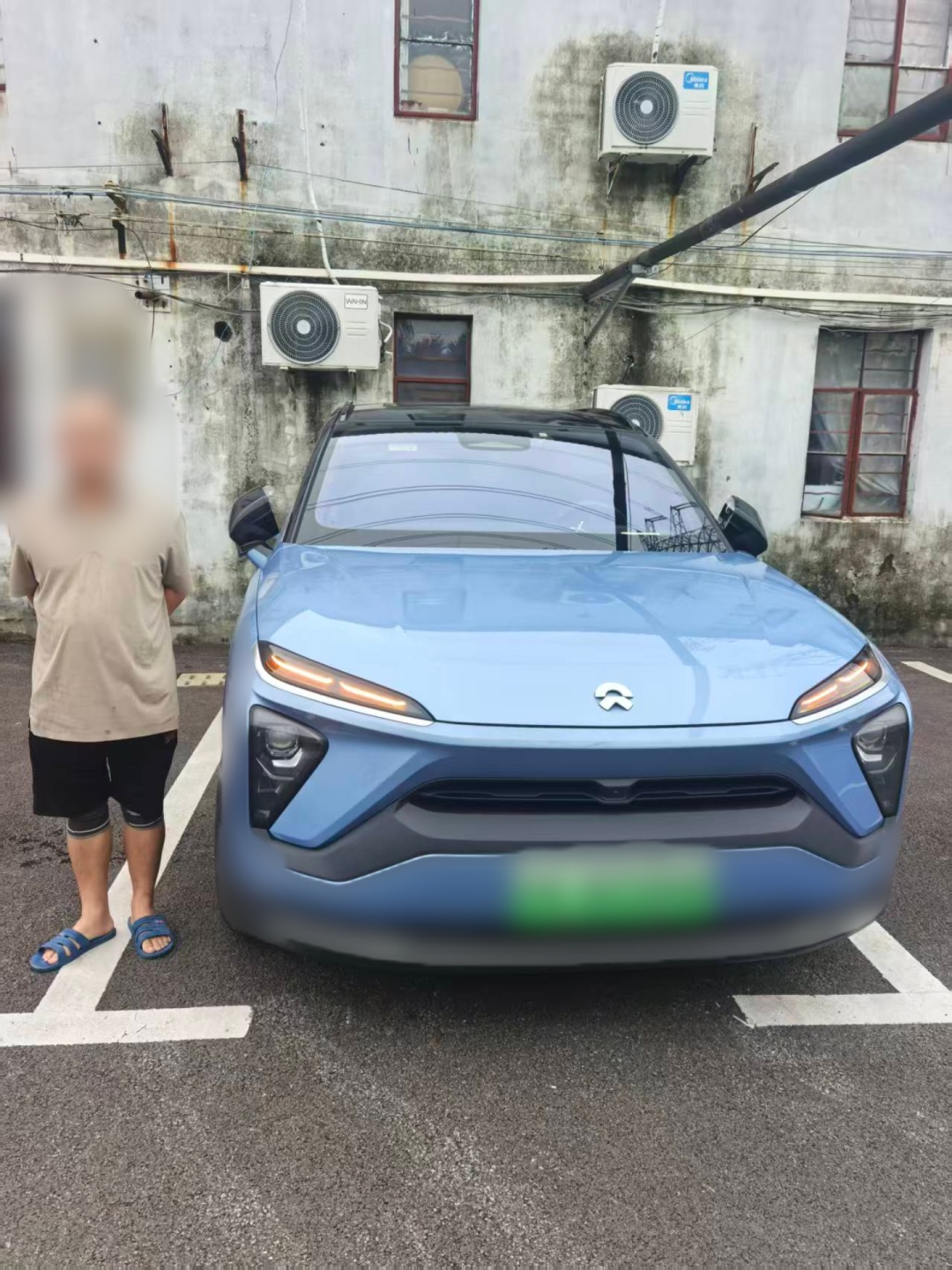 事发上海！司机高架匝道停车，乘客带孩子跨栏上车！警方：司机记9分、罚200元