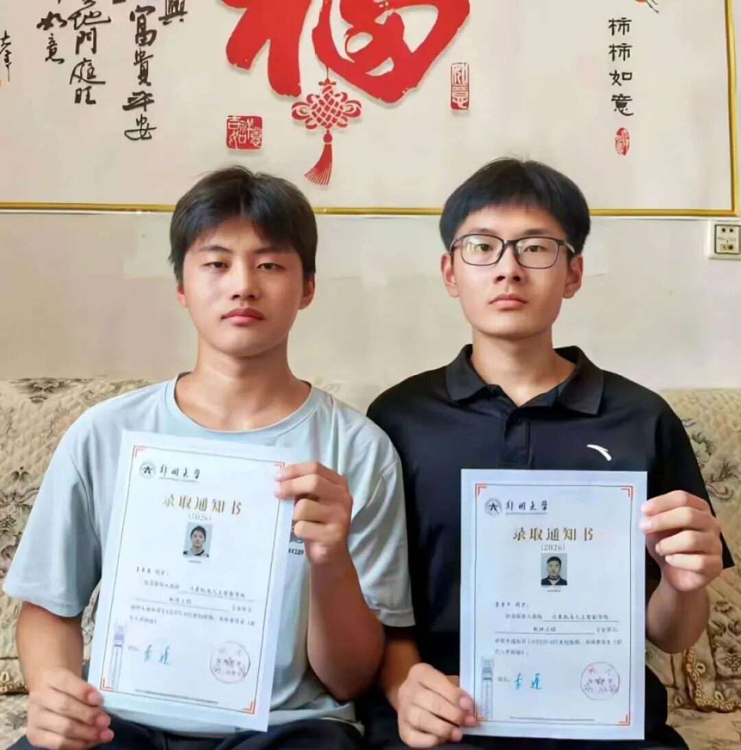 郑州大学迎12对双胞胎新生,其中两对高考只差1分 郑州大学迎12对双胞胎新生,其中两对高考只差1分