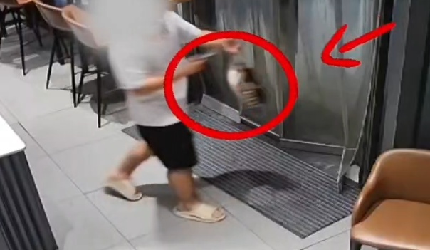 男子想喝咖啡,买了团购券到店却改主意,假扮外卖员"白拿":以为没人会发现… 男子想喝咖啡,买了团购券到店却改主意,假扮外卖员"白拿":以为没人会发现…