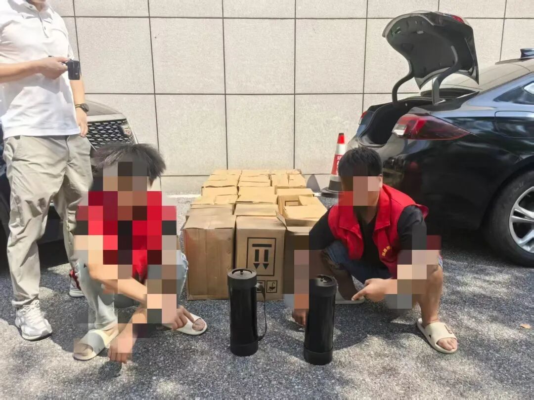 已“上头”的他,竟与民警抢气罐! 已“上头”的他,竟与民警抢气罐!