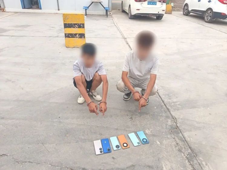 凌晨暴力破锁盗走门店8部二手手机,只为凑钱去邻市景区游玩,两男子作案后在出租车上酣睡,被司机直接送进公安检查站 凌晨暴力破锁盗走门店8部二手手机,只为凑钱去邻市景区游玩,两男子作案后在出租车上酣睡,被司机直接送进公安检查站