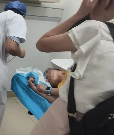 湖南12岁男孩湖边玩耍被垂钓者甩出的鱼钩“咬”脸!提醒:别上去凑热闹 湖南12岁男孩湖边玩耍被垂钓者甩出的鱼钩“咬”脸!提醒:别上去凑热闹