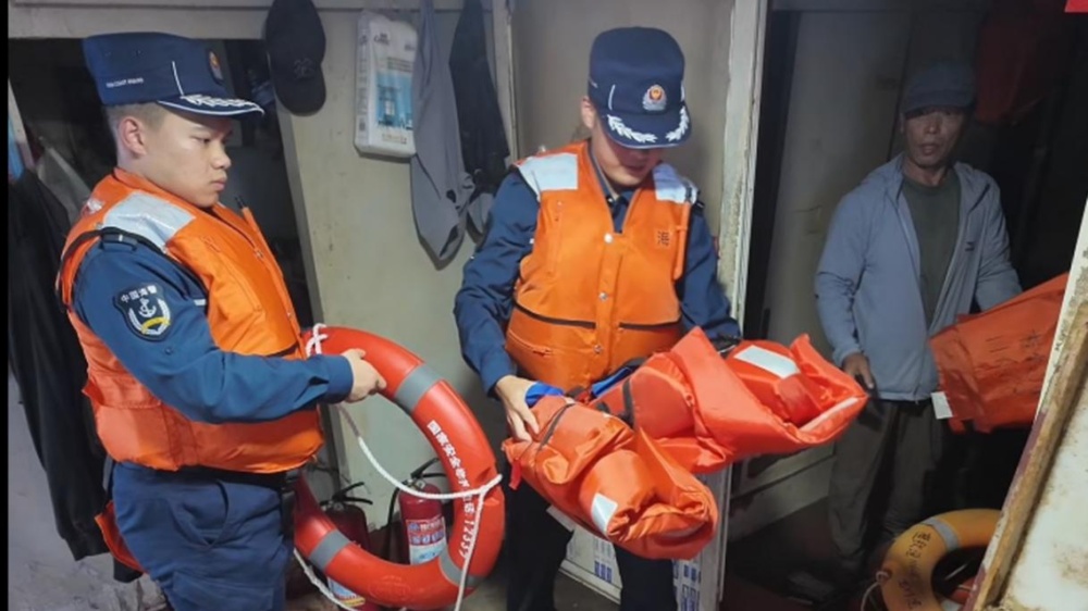 千帆竞发!海警全力护航“金秋第一网” 千帆竞发!海警全力护航“金秋第一网”