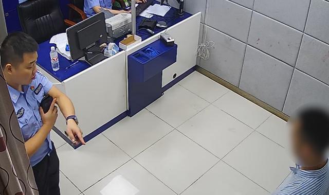 拿个证件套就能当交警?这位“影帝”栽了! 拿个证件套就能当交警?这位“影帝”栽了!