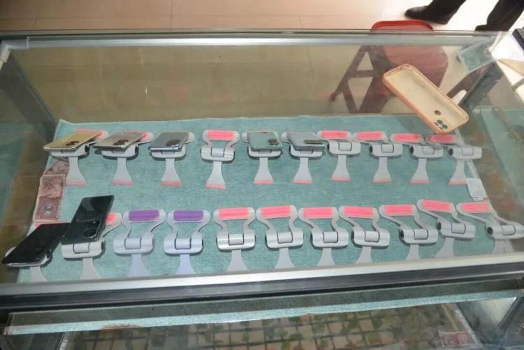 凌晨暴力破锁盗走门店8部二手手机,只为凑钱去邻市景区游玩,两男子作案后在出租车上酣睡,被司机直接送进公安检查站 凌晨暴力破锁盗走门店8部二手手机,只为凑钱去邻市景区游玩,两男子作案后在出租车上酣睡,被司机直接送进公安检查站