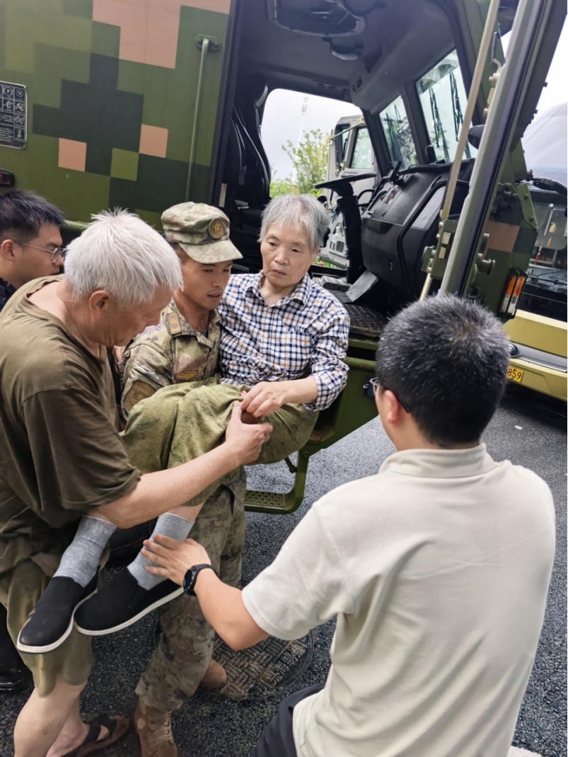 泥石流来袭,浙江长兴300余名群众被困,子弟兵紧急驰援! 泥石流来袭,浙江长兴300余名群众被困,子弟兵紧急驰援!