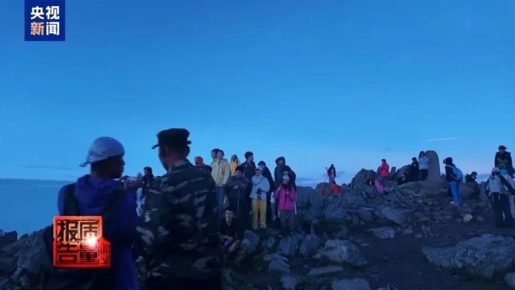150人绕野路爬封禁山峰看日出?!还带着10岁娃…… 150人绕野路爬封禁山峰看日出?!还带着10岁娃……