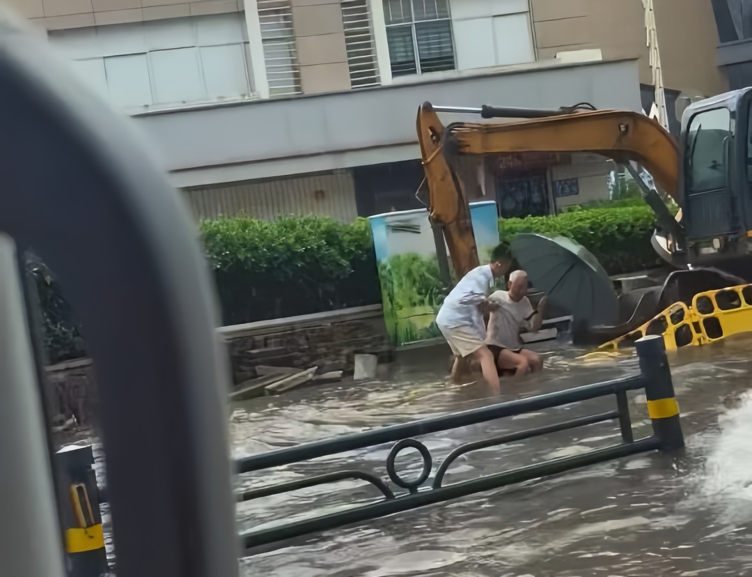 海口暴雨街头抱起摔倒老人的战士,找到了! 海口暴雨街头抱起摔倒老人的战士,找到了!