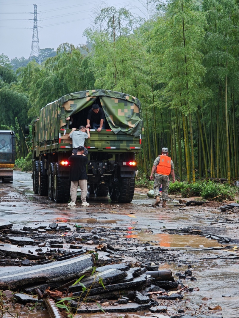 泥石流来袭,浙江长兴300余名群众被困,子弟兵紧急驰援! 泥石流来袭,浙江长兴300余名群众被困,子弟兵紧急驰援!