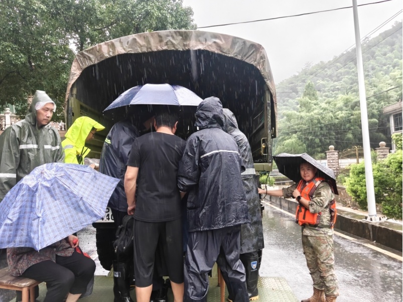 泥石流来袭,浙江长兴300余名群众被困,子弟兵紧急驰援! 泥石流来袭,浙江长兴300余名群众被困,子弟兵紧急驰援!