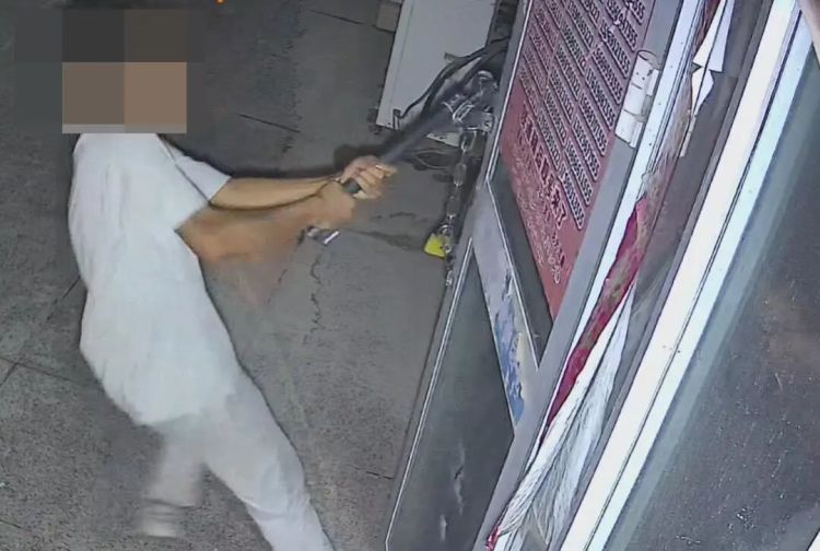 凌晨暴力破锁盗走门店8部二手手机,只为凑钱去邻市景区游玩,两男子作案后在出租车上酣睡,被司机直接送进公安检查站 凌晨暴力破锁盗走门店8部二手手机,只为凑钱去邻市景区游玩,两男子作案后在出租车上酣睡,被司机直接送进公安检查站