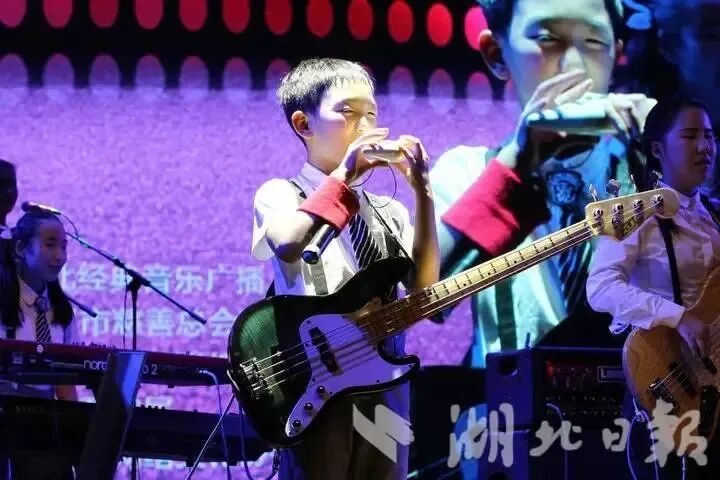 “山西挖眼案”受害男孩回深圳报喜！高考全国同专业第一！