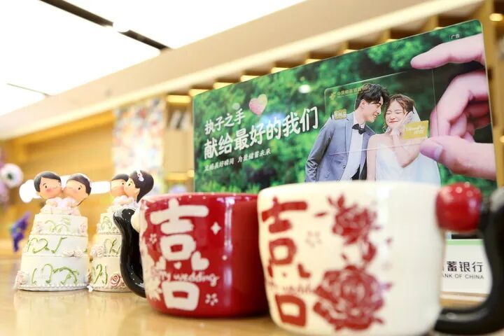 银行里也能领结婚证了！