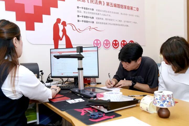 银行里也能领结婚证了！