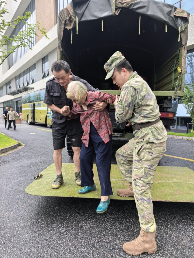 泥石流来袭,浙江长兴300余名群众被困,子弟兵紧急驰援! 泥石流来袭,浙江长兴300余名群众被困,子弟兵紧急驰援!