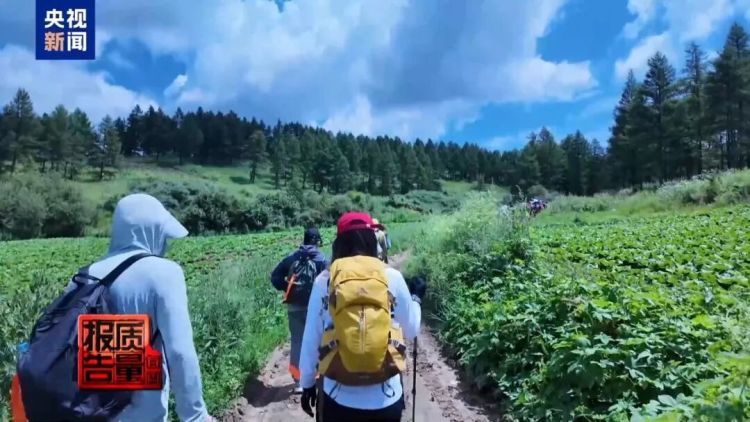 150人绕野路爬封禁山峰看日出?!还带着10岁娃…… 150人绕野路爬封禁山峰看日出?!还带着10岁娃……