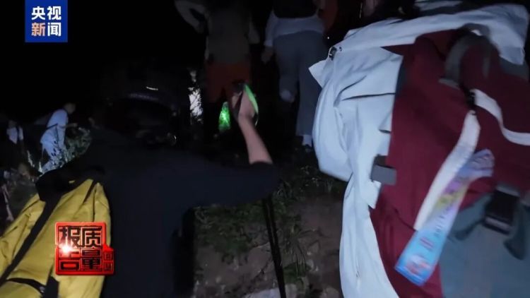 150人绕野路爬封禁山峰看日出?!还带着10岁娃…… 150人绕野路爬封禁山峰看日出?!还带着10岁娃……