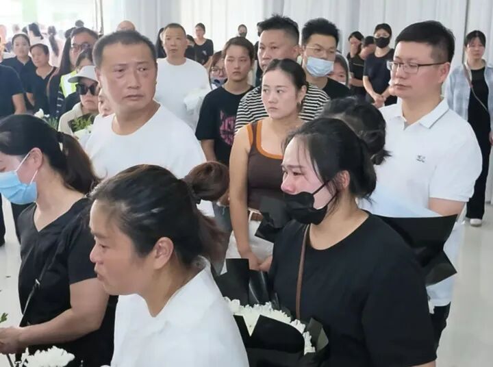 年仅39岁医生离世，近千人自发赶来送别，“他是顶顶顶好的医生”