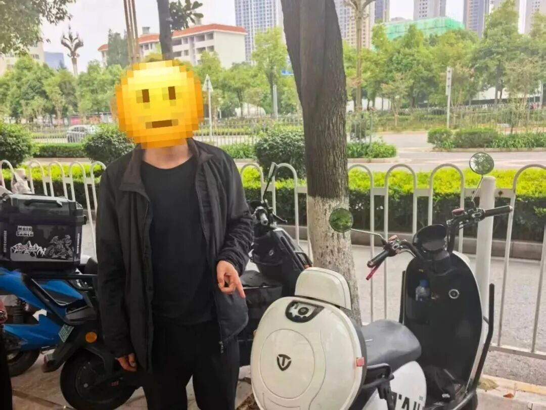“警官，我偷的电动车没电了，可以来接我一下吗？”
