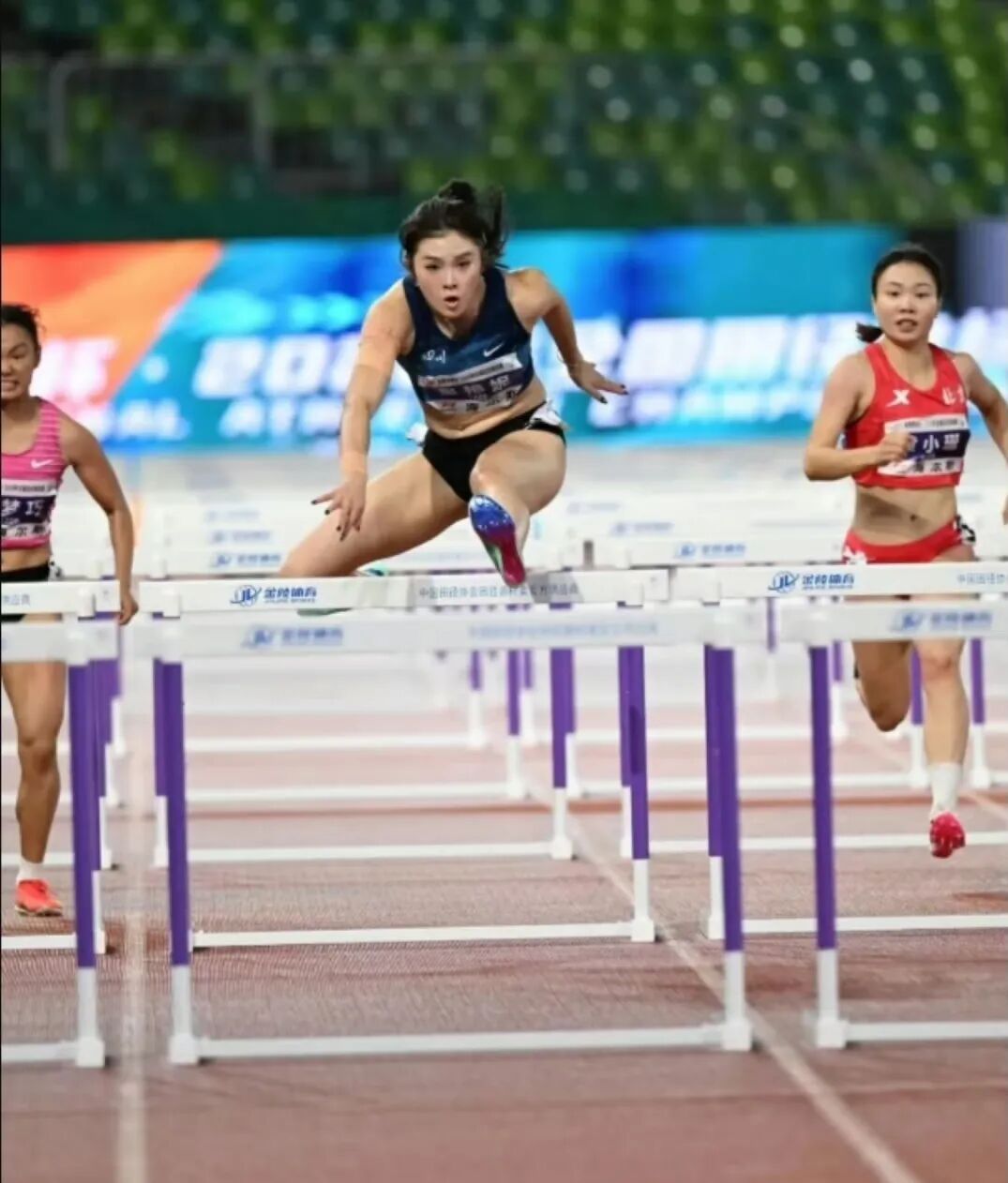 吴艳妮13秒12夺得女子100米栏冠军，成就全锦赛三连冠和六冠王