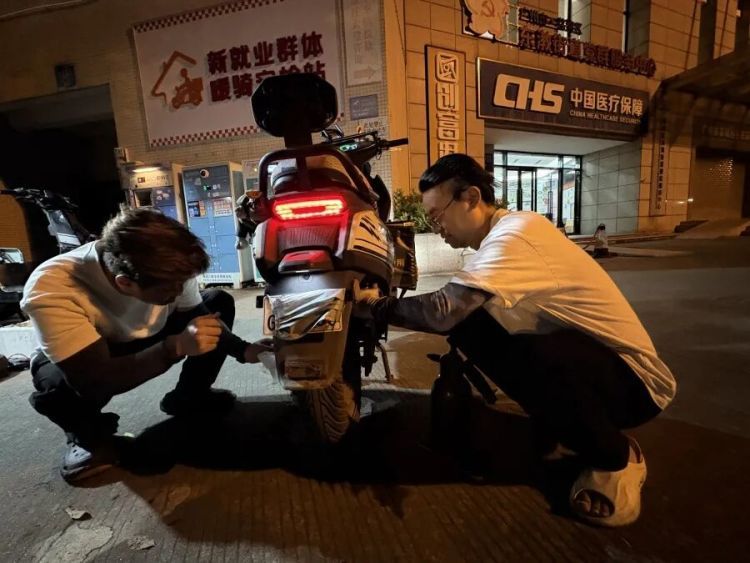 广州“90后”修车铺老板给外卖骑手的车免费打气、检测，还不收人工费：每天平均修十来辆车，以前跑外卖出车祸时被救过