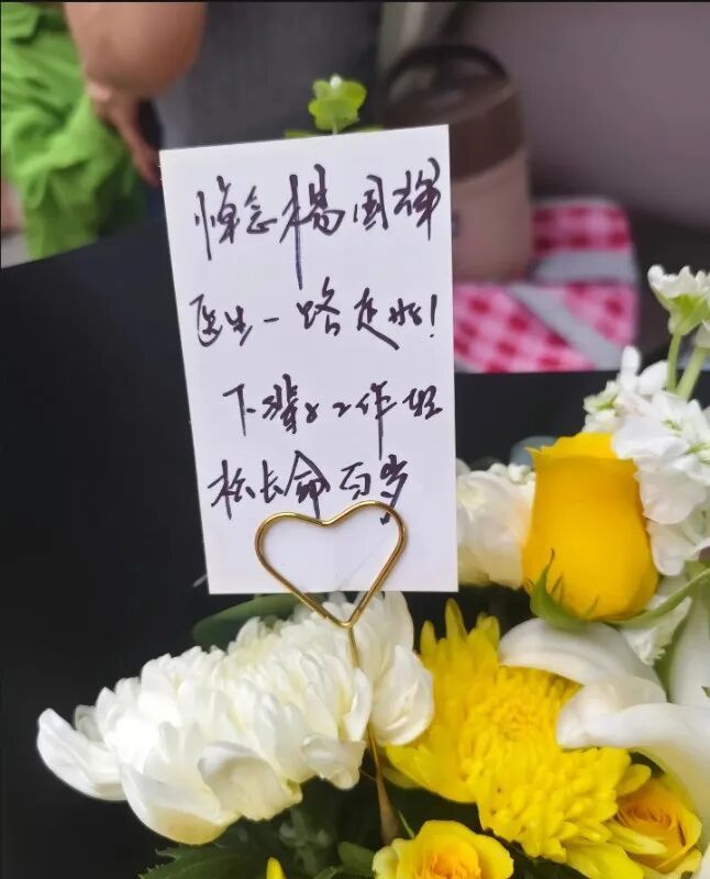 “棒棒糖叔叔”走了！上千人来送别