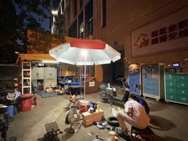 广州“90后”修车铺老板给外卖骑手的车免费打气、检测，还不收人工费：每天平均修十来辆车，以前跑外卖出车祸时被救过