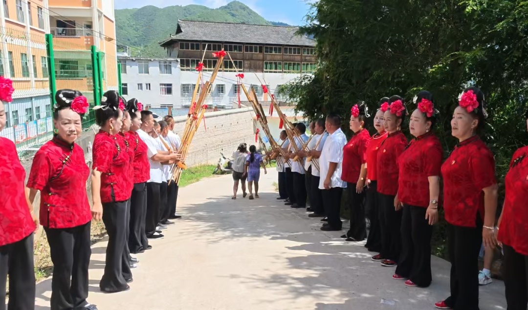 贵州4岁男童走失近80小时归家，其父准备5头猪，200桌答谢宴，并为救援人员送上锦旗
