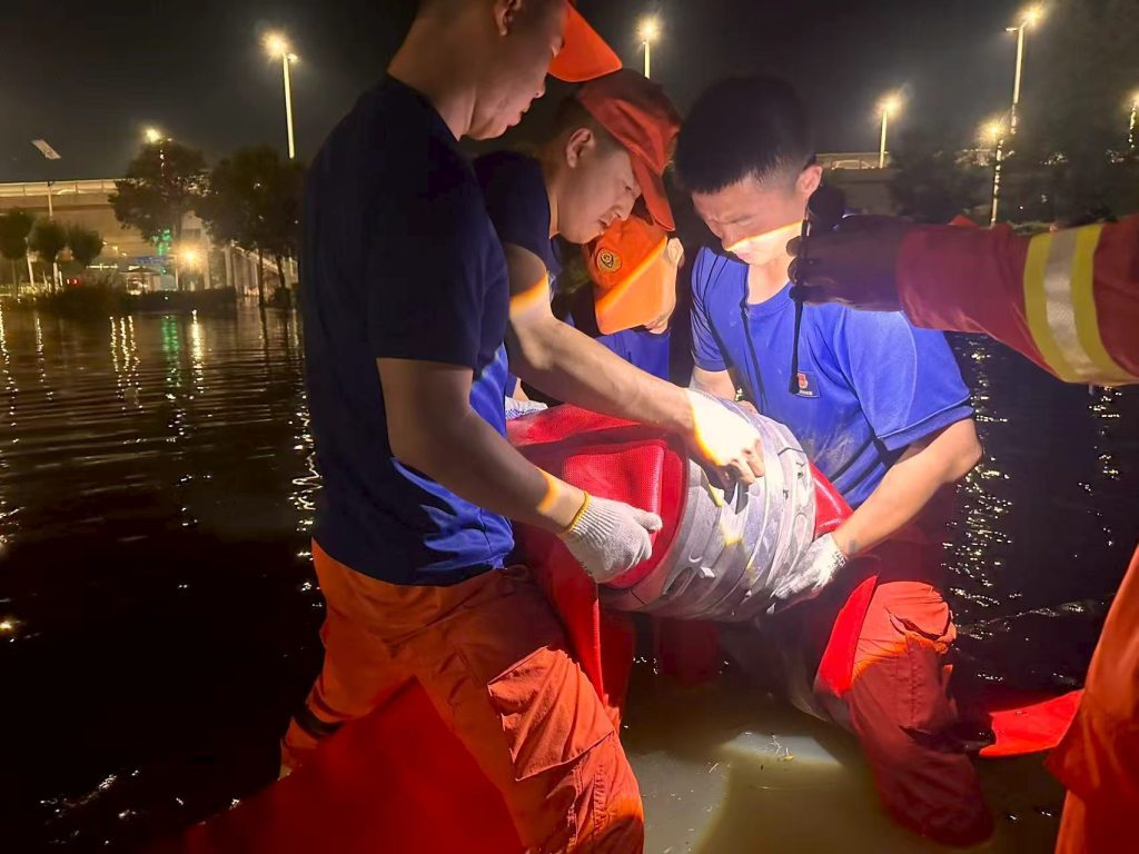 河南周口:消防三班倒连夜加急排涝,多处阻断道路逐步具备通行条件 河南周口:消防三班倒连夜加急排涝,多处阻断道路逐步具备通行条件
