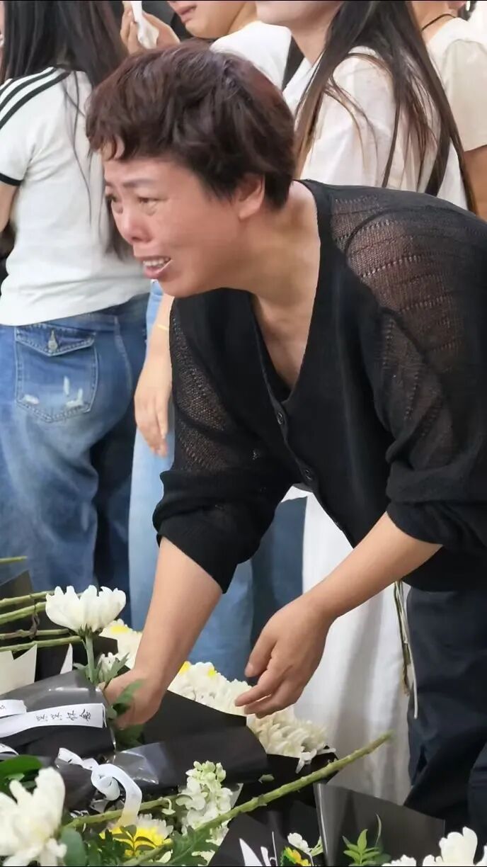 年仅39岁医生离世，近千人自发赶来送别，“他是顶顶顶好的医生”