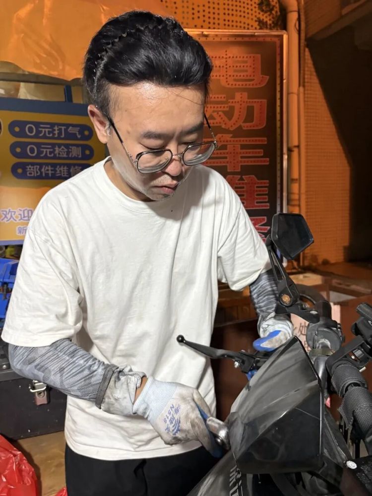 广州“90后”修车铺老板给外卖骑手的车免费打气、检测，还不收人工费：每天平均修十来辆车，以前跑外卖出车祸时被救过
