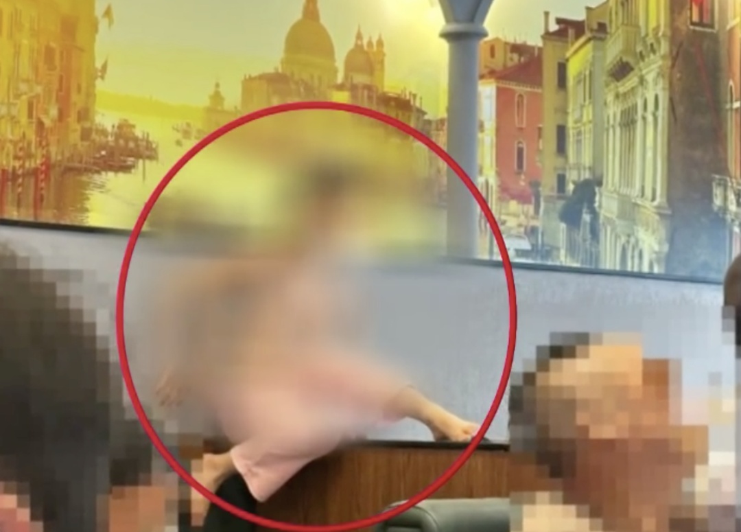 孩童赤脚“上桌”攀爬引争议,广州一萨莉亚门店:已多次劝阻 孩童赤脚“上桌”攀爬引争议,广州一萨莉亚门店:已多次劝阻