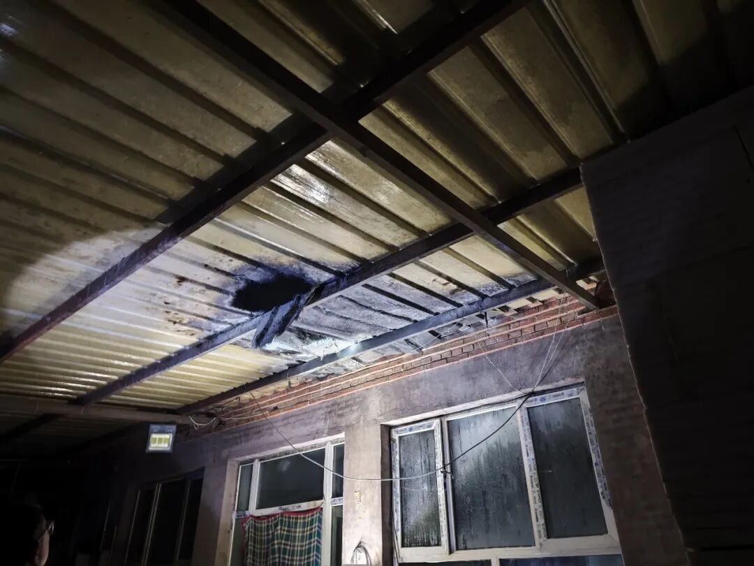 通州区一村民自建雨棚突发火情户主及时自救成功灭火 通州区一村民自建雨棚突发火情户主及时自救成功灭火