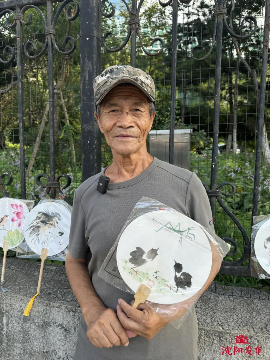 八十岁退伍老兵街头摆摊，年轻人排队等他画……