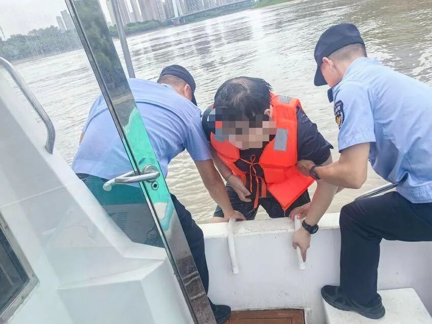 急浪卷翻桨板 武汉水警逆流施救5人平安 急浪卷翻桨板 武汉水警逆流施救5人平安