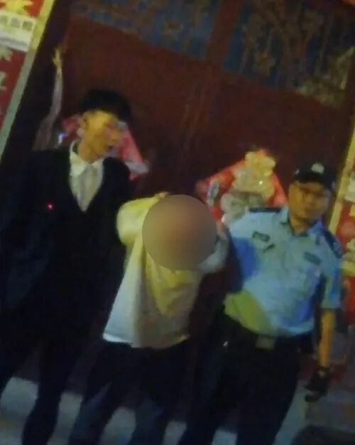 结了个婚，立了个功，啥情况？