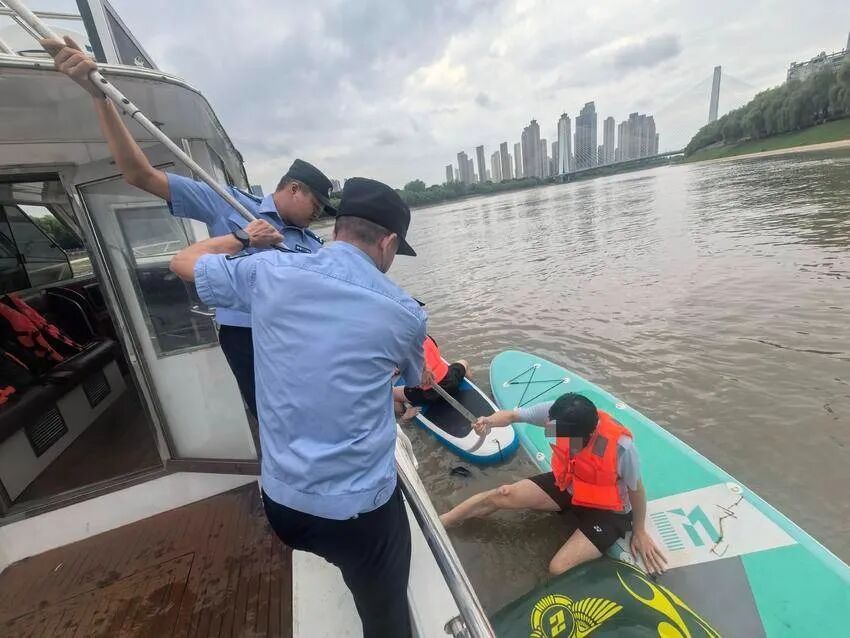 急浪卷翻桨板 武汉水警逆流施救5人平安 急浪卷翻桨板 武汉水警逆流施救5人平安