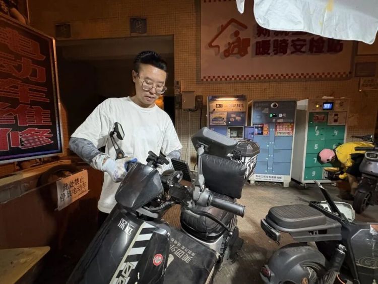 广州“90后”修车铺老板给外卖骑手的车免费打气、检测，还不收人工费：每天平均修十来辆车，以前跑外卖出车祸时被救过