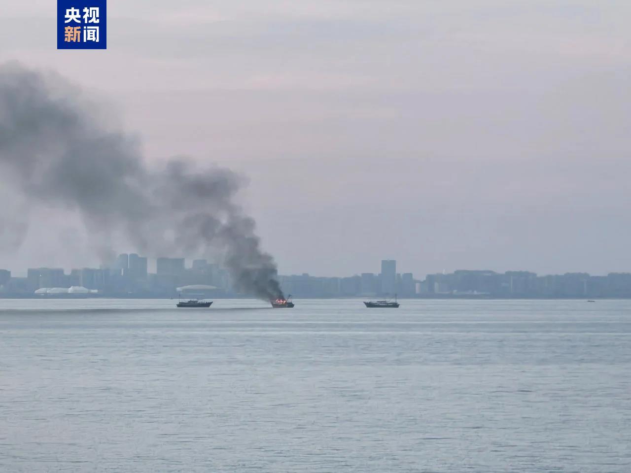 琼州海峡一渔船起火 8名船员全部平安获救 琼州海峡一渔船起火 8名船员全部平安获救