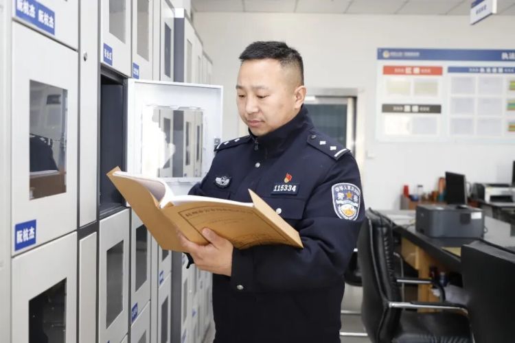 “都去年的事了,没必要吧”,男子偷2500元以为时间能冲淡一切,半年后见到民警傻眼了 “都去年的事了,没必要吧”,男子偷2500元以为时间能冲淡一切,半年后见到民警傻眼了