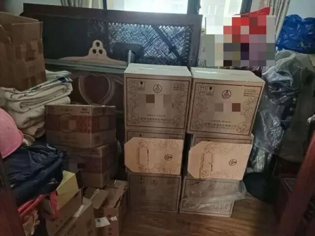 杭州快递小哥送酒上门,无意中瞥了一眼老人家里,果断报警! 杭州快递小哥送酒上门,无意中瞥了一眼老人家里,果断报警!