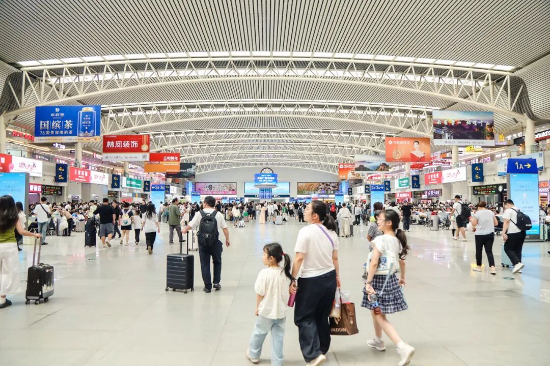 安检仪下的“鸡架”，网友：到底是谁的？