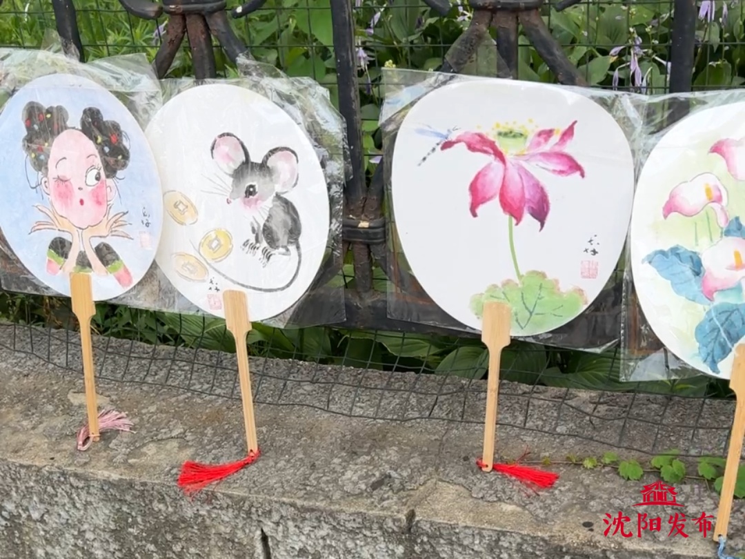 八十岁退伍老兵街头摆摊，年轻人排队等他画……